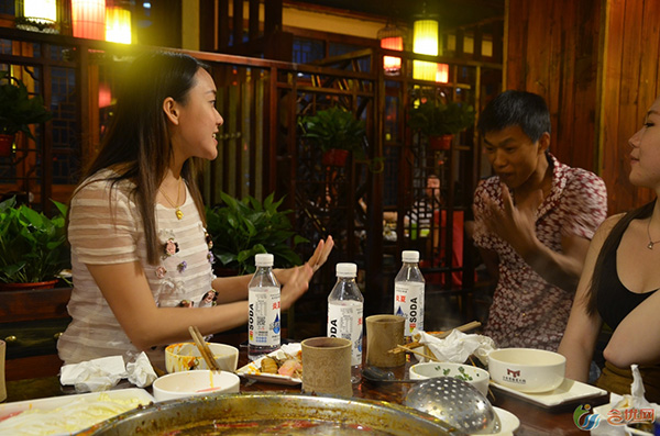 饭桌酒桌上的搞笑简单小游戏  适合聚餐团队调节气氛