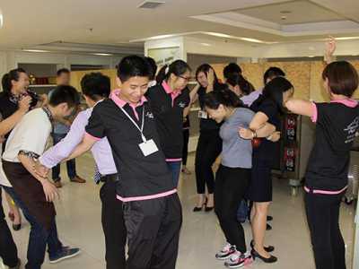 公司员工晨会室内多人团队互动小游戏大全