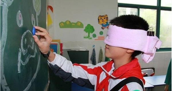 贴鼻子游戏规则