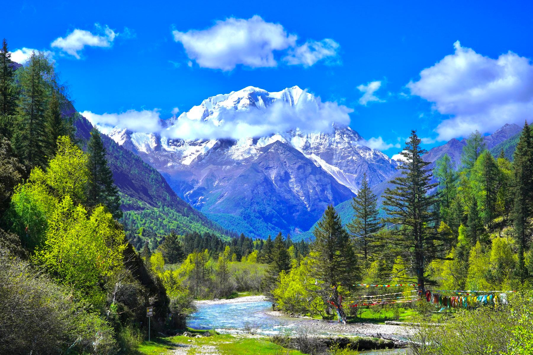 亚拉雪山风景区介绍 开放时间地址电话信息